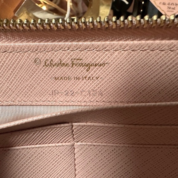 AUTHENTIC SALVATORE FERRAGAMO VARA BOW PINK LEATHER ZIP AROUND LONG WALLET - Picture 8 of 9